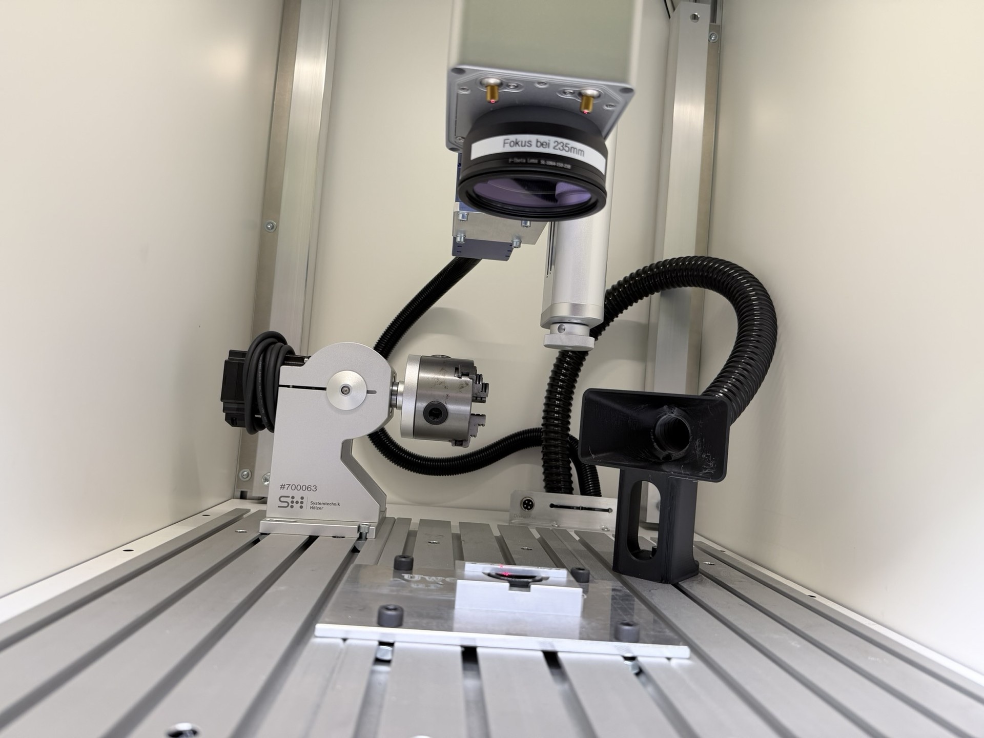 Laserbeschriftungsanlage mit Drehachse im Betrieb
