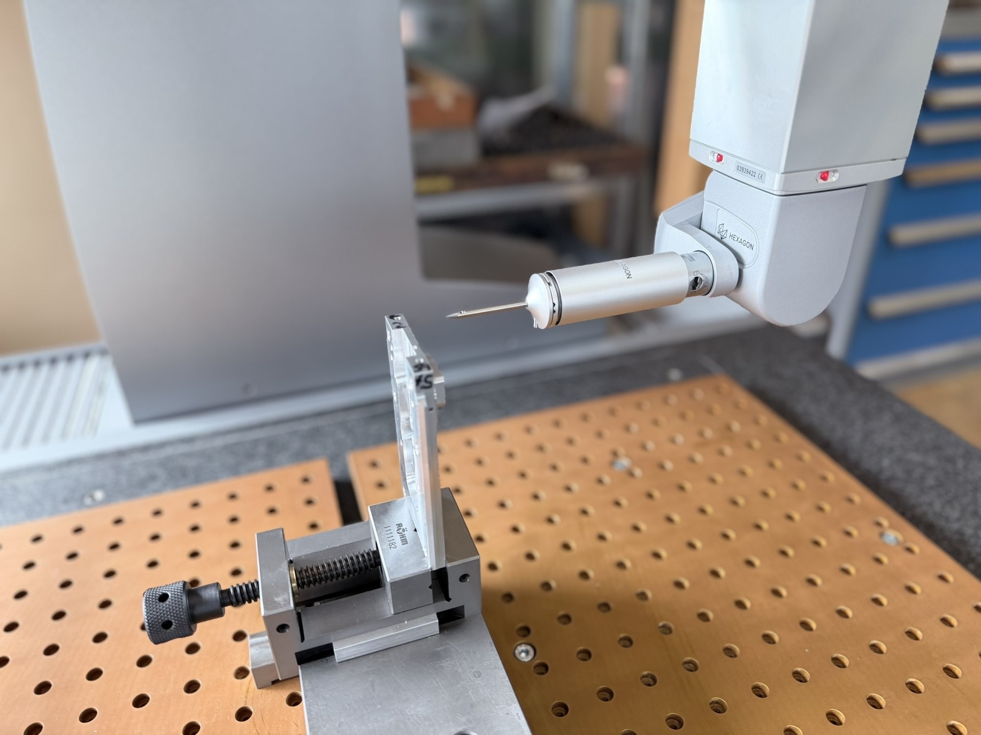 Hexagon Tastkopf am Werkstück im klimatisierten Messraum